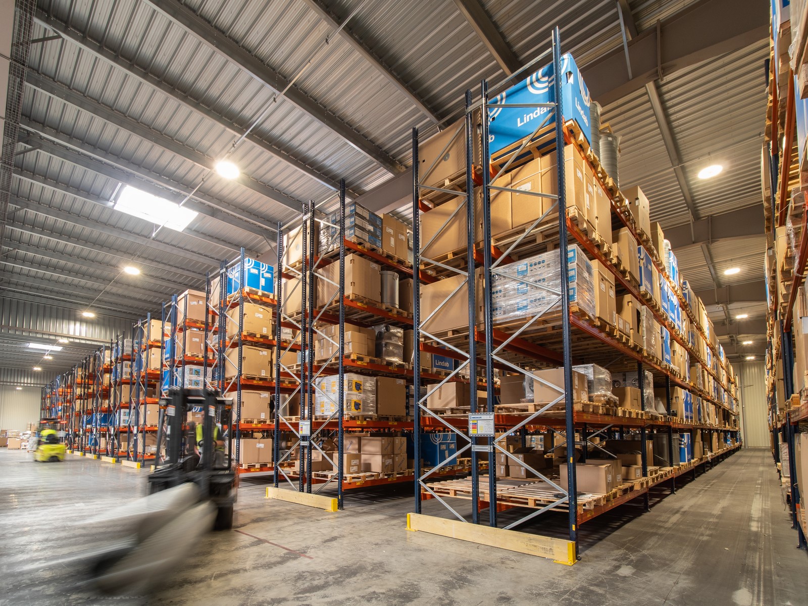 Agrandissement de l'usine Lindab par Première Avenue Signatures