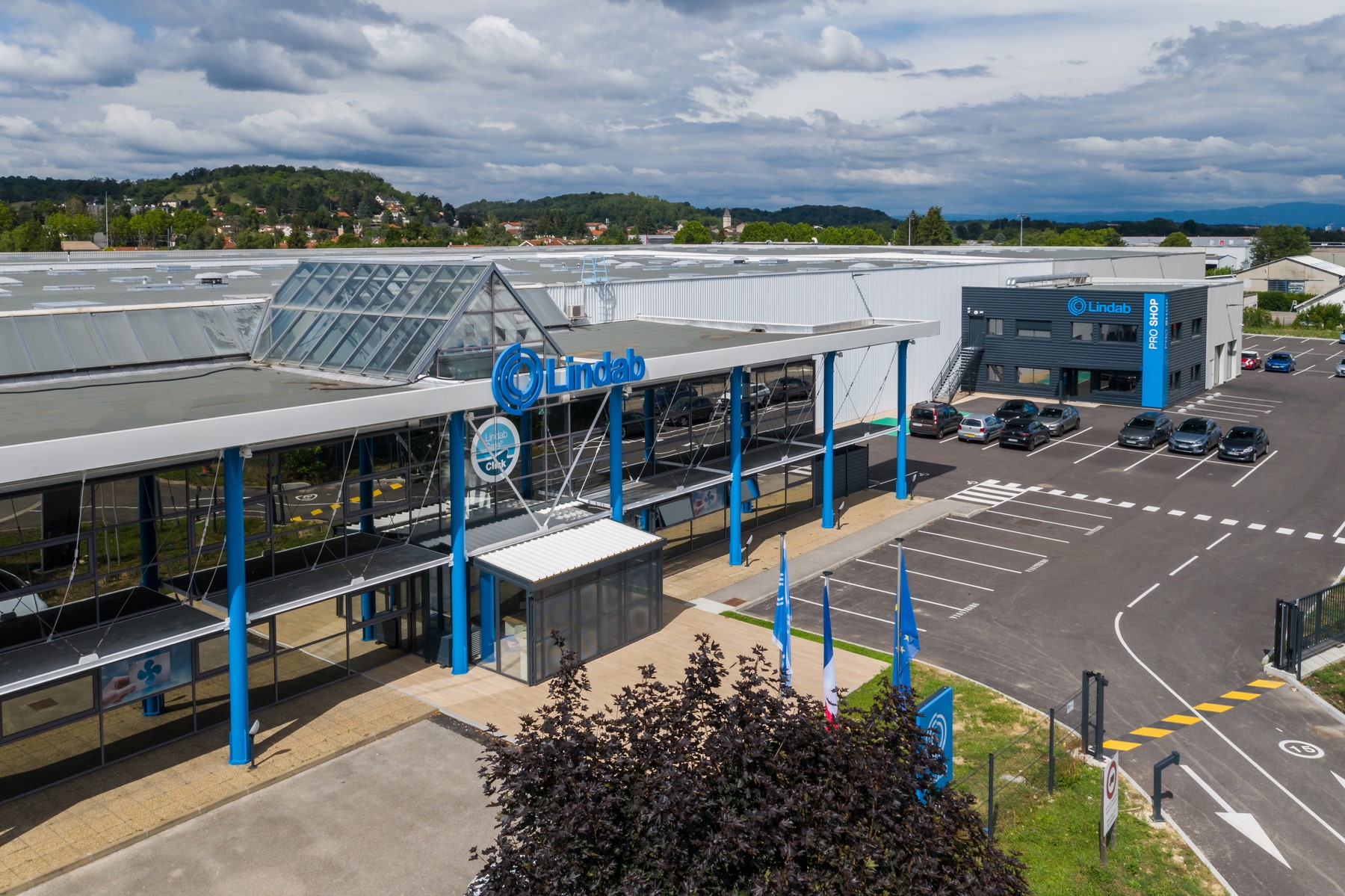 Agrandissement de l'usine Lindab par Première Avenue Signatures