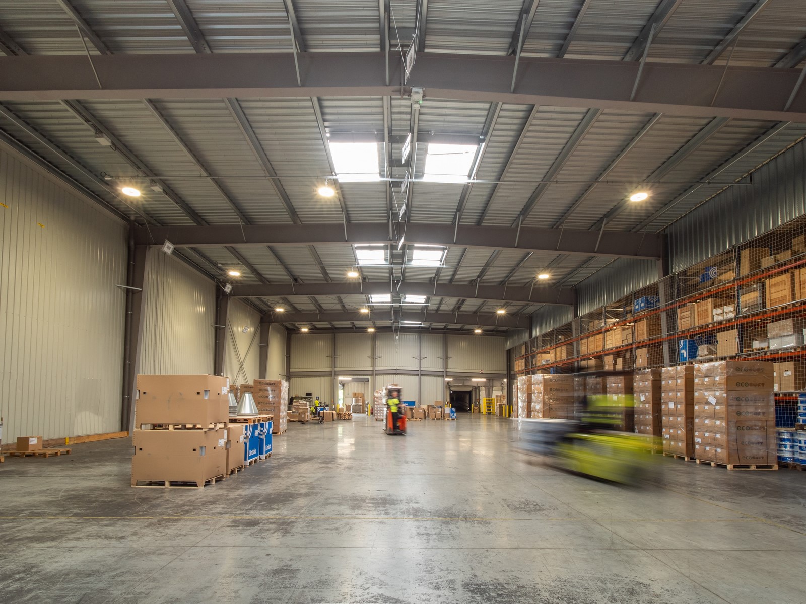 Agrandissement de l'usine Lindab par Première Avenue Signatures