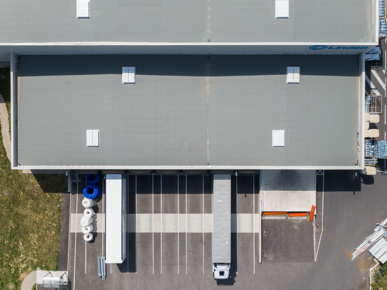 Agrandissement de l'usine Lindab par Première Avenue Signatures