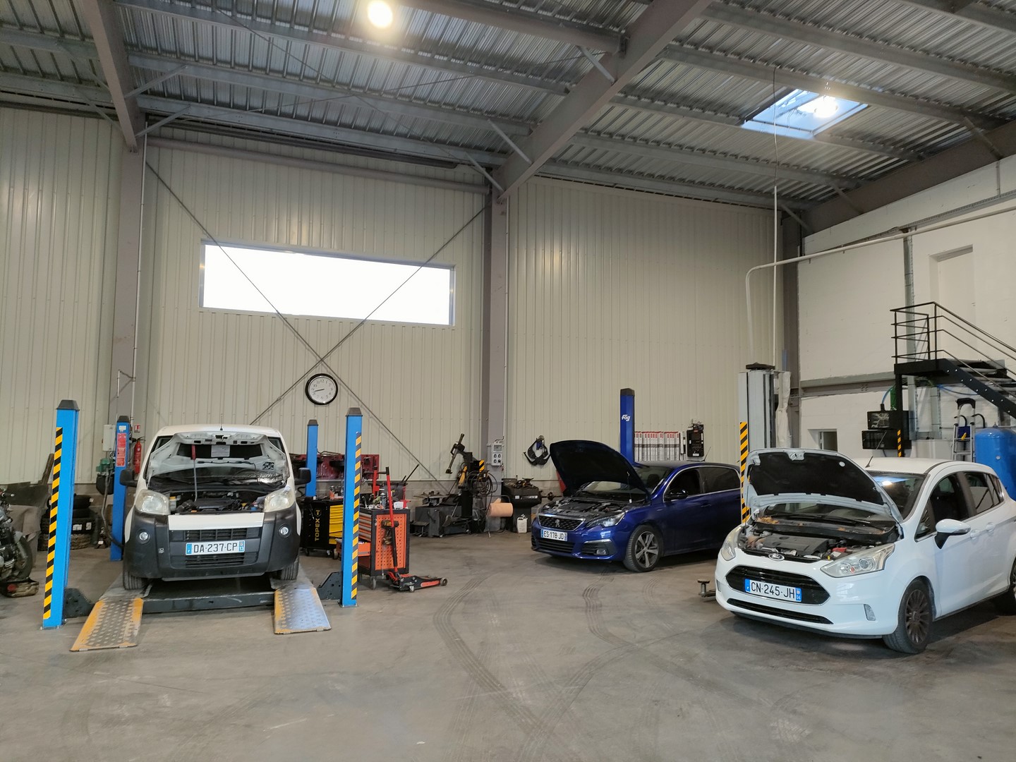 Intérieur d'un garage Renault conçu et réalisé par Première Avenue Signatures
