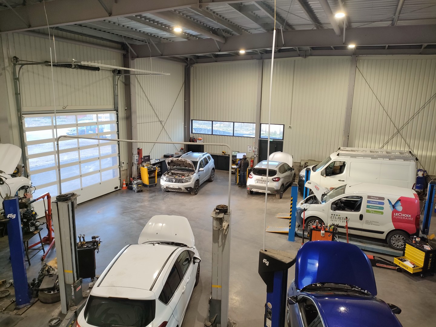 Intérieur d'un garage Renault conçu et réalisé par Première Avenue Signatures