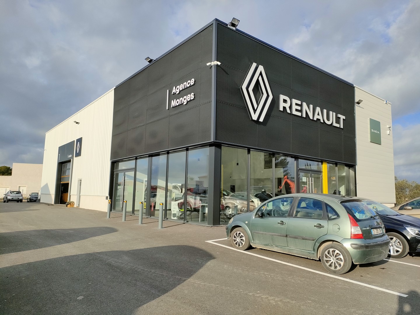 Extérieur du garage Renault conçu et réalisé par Première Avenue Signatures