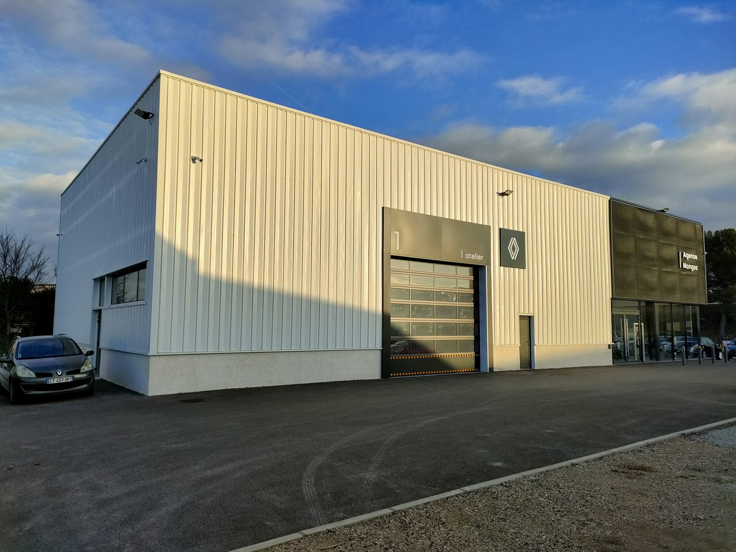 Garage Renault conçu et réalisé par Première Avenue Signatures