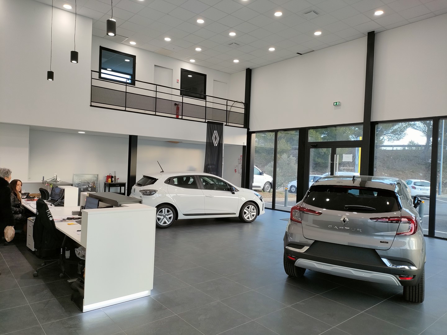 Intérieur d'un garage Renault conçu et réalisé par Première Avenue Signatures