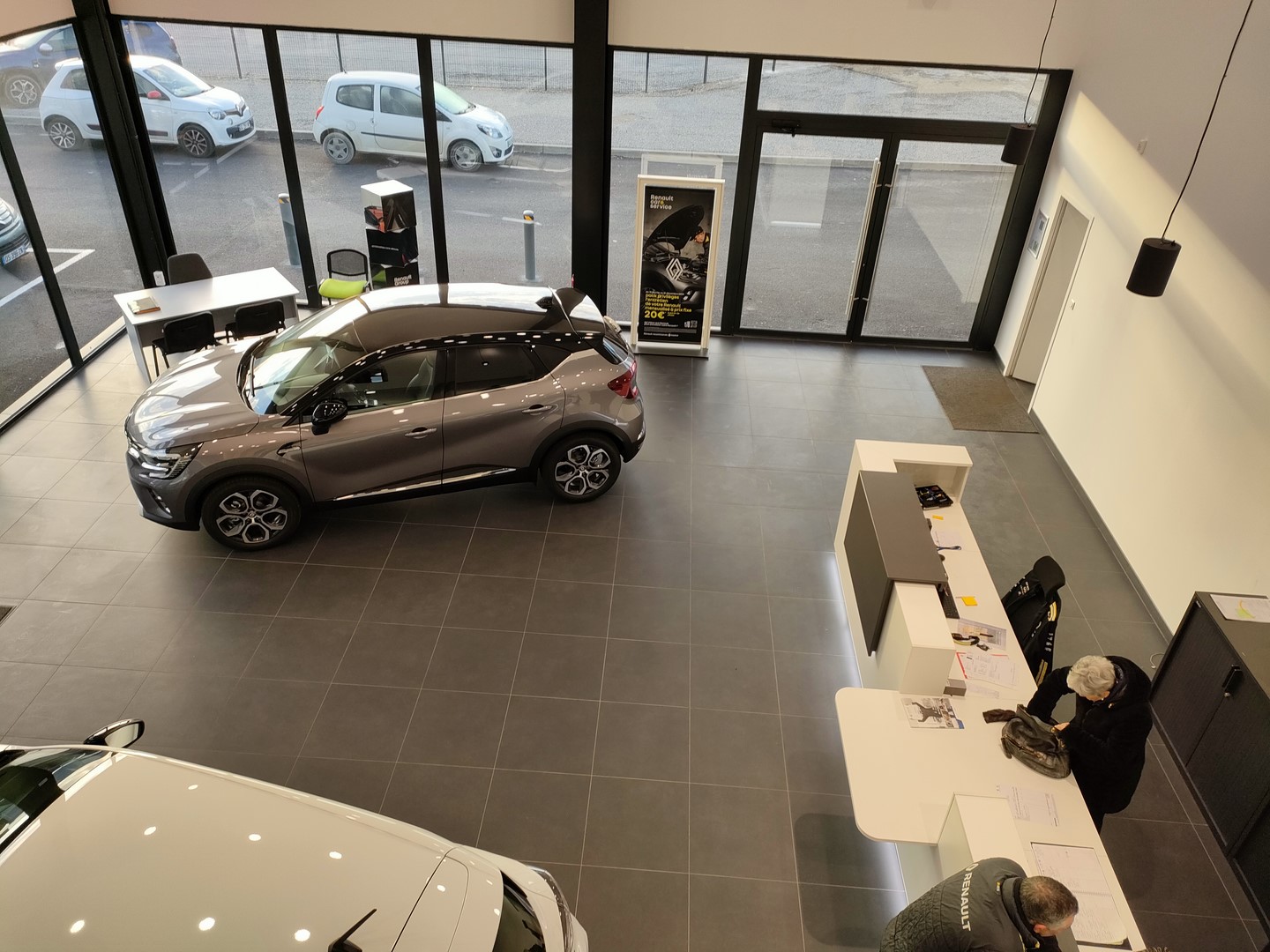 Intérieur d'un garage Renault conçu et réalisé par Première Avenue Signatures